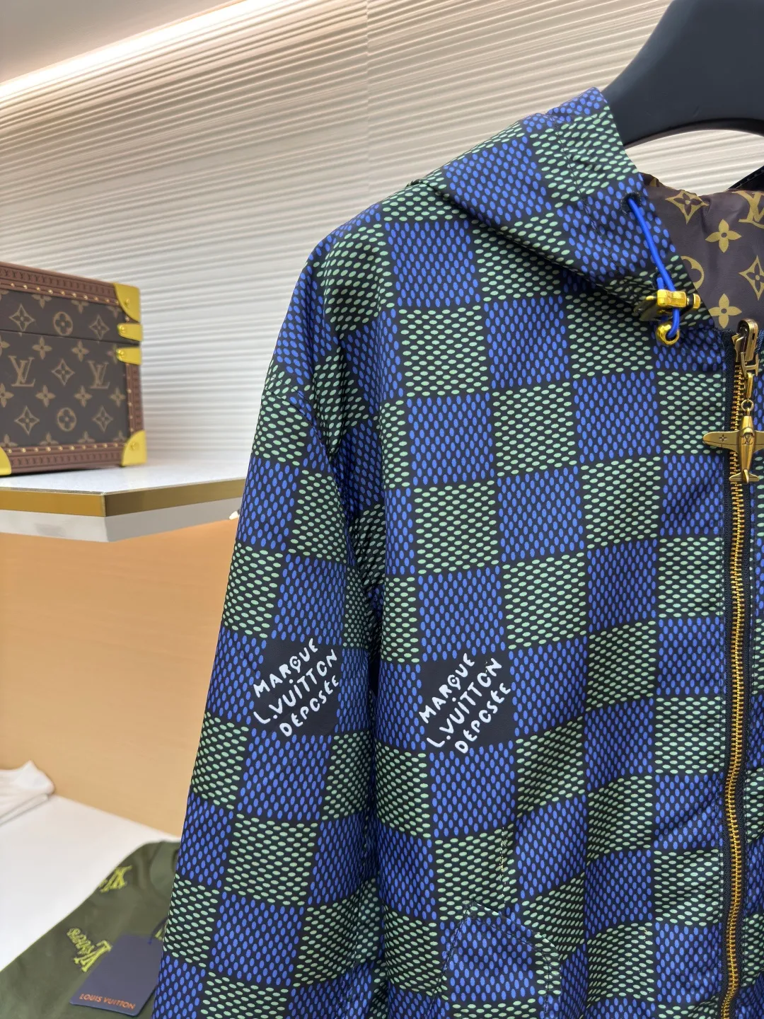 LOUIS VUITTON double-sided large checkerboard jacket ●Authentic product: Purchased and developed for 28500 ●Item number: 1680539-B70 ●Fabric: polyester fiber fabric ●Technology: Made on positioning cutting machine ●Version: Fitted version ●Weight: about 565 grams ●Size: S-M-L-XL ●Description: 100% recycled polyester fiber, double-sided design, with excellent windproof performance. Each side presents different brand elements. One side of the jacket is covered with a full-length Der jacquard texture, while the other side is plain and matte. The Der side is equipped with a flap, the Monogram side is equipped with selvage pockets, and a leather patch is embellished on the left chest, adding to the brand's unique style. From the 2025 spring and summer show, it interprets the Der plaid from a modern perspective, flipping it over to reveal the full-frame Monogram pattern. The aircraft-shaped metal zipper head is carefully engraved with brand elements, and its lightweight texture makes it easy to store. The overall wiring is straight and delicate, the fabric is comfortable and soft, and the color is consistent without color difference. It can be matched with the same style to create a fashionable look and control various occasions. Customized accessories, complete with three standards, same style for men and women!